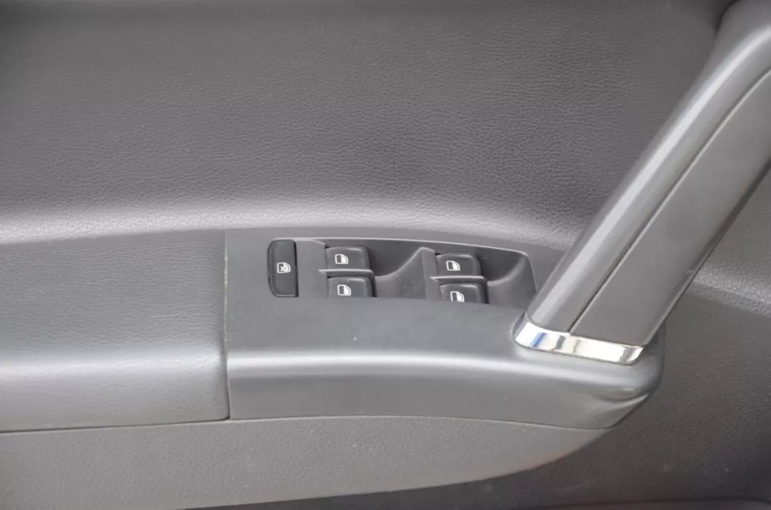 左手丰田右手大众,只花了不到5w成为人生赢家!这辆二手的朗行配置不输自家的卡罗拉!车主赚到了