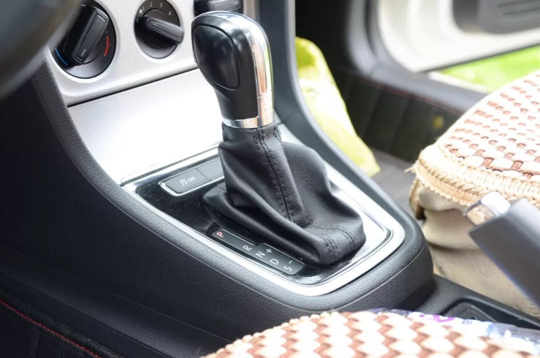 左手丰田右手大众,只花了不到5w成为人生赢家!这辆二手的朗行配置不输自家的卡罗拉!车主赚到了