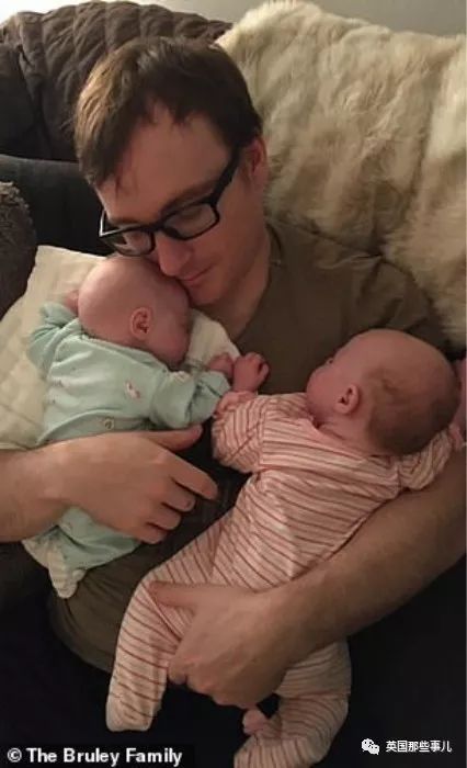 同卵双胞胎体重相差0.8斤正常吗,同卵双胞胎一个胖一个瘦