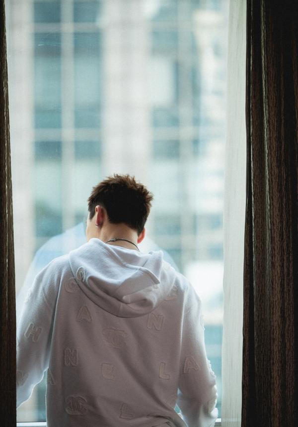 赵丽颖王一博录节目蓝色吊带上衣,赵丽颖王一博快本对视说话