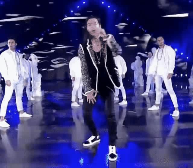 赵丽颖王一博录节目蓝色吊带上衣,赵丽颖王一博快本对视说话