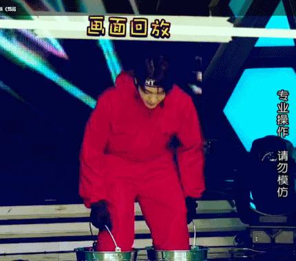 赵丽颖王一博录节目蓝色吊带上衣,赵丽颖王一博快本对视说话