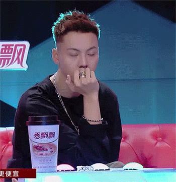 赵丽颖王一博录节目蓝色吊带上衣,赵丽颖王一博快本对视说话