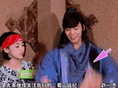 赵丽颖王一博录节目蓝色吊带上衣,赵丽颖王一博快本对视说话