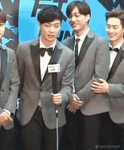 赵丽颖王一博录节目蓝色吊带上衣,赵丽颖王一博快本对视说话