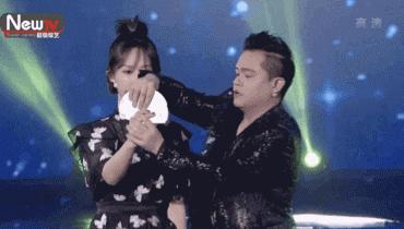 赵丽颖王一博录节目蓝色吊带上衣,赵丽颖王一博快本对视说话