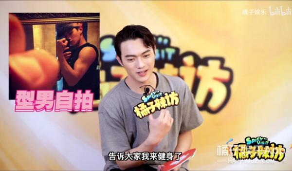 赵丽颖王一博录节目蓝色吊带上衣,赵丽颖王一博快本对视说话