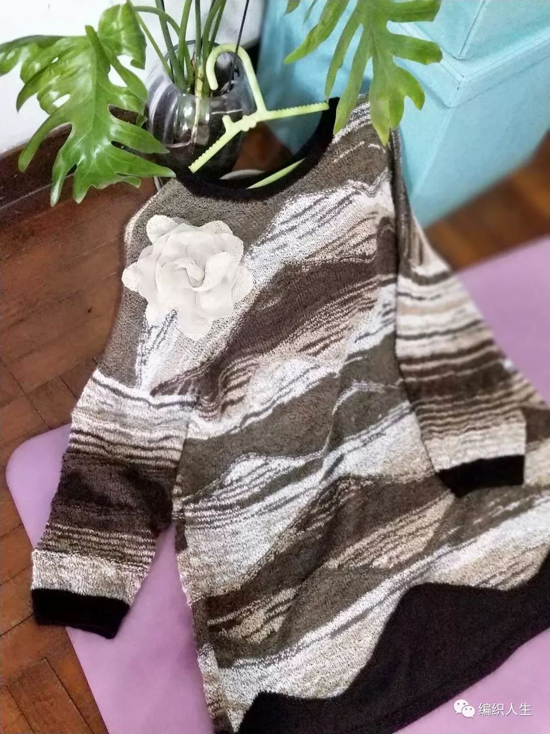 段染8号蕾丝线钩织作品,浅灰色织毛衣视频教程