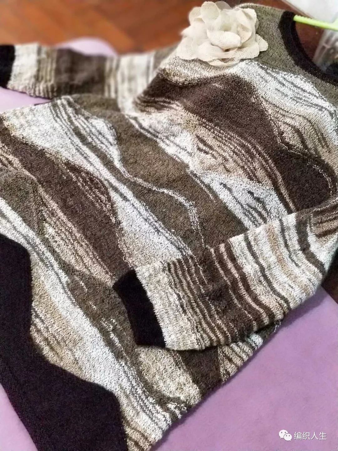 段染8号蕾丝线钩织作品,浅灰色织毛衣视频教程