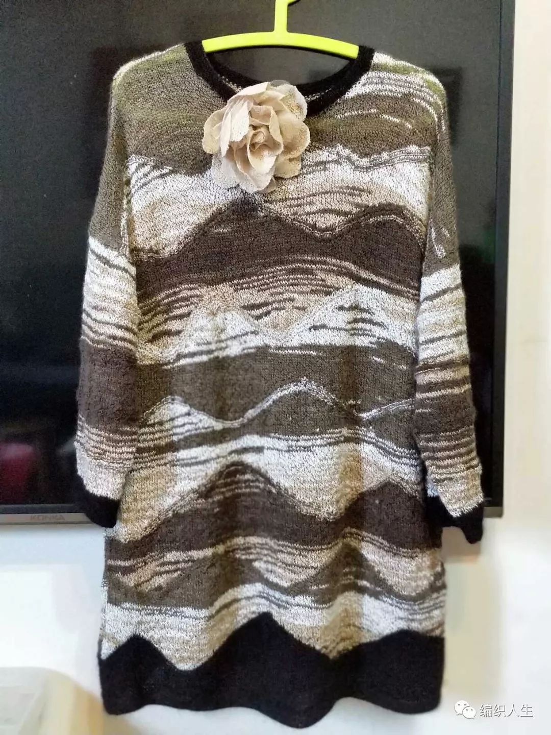 段染8号蕾丝线钩织作品,浅灰色织毛衣视频教程