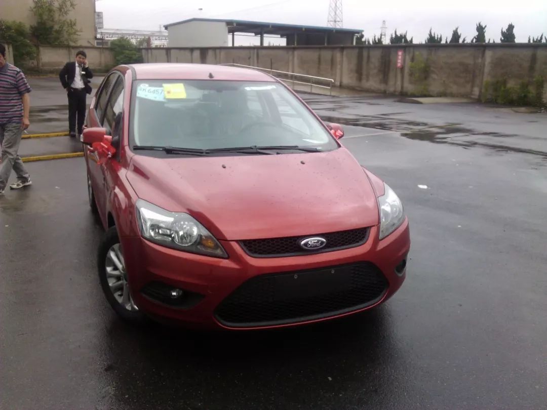 只看外观轻率买了福克斯？配置不高，但适合郊区通勤，搬家都靠它！可为何车主表示不会再选福特？