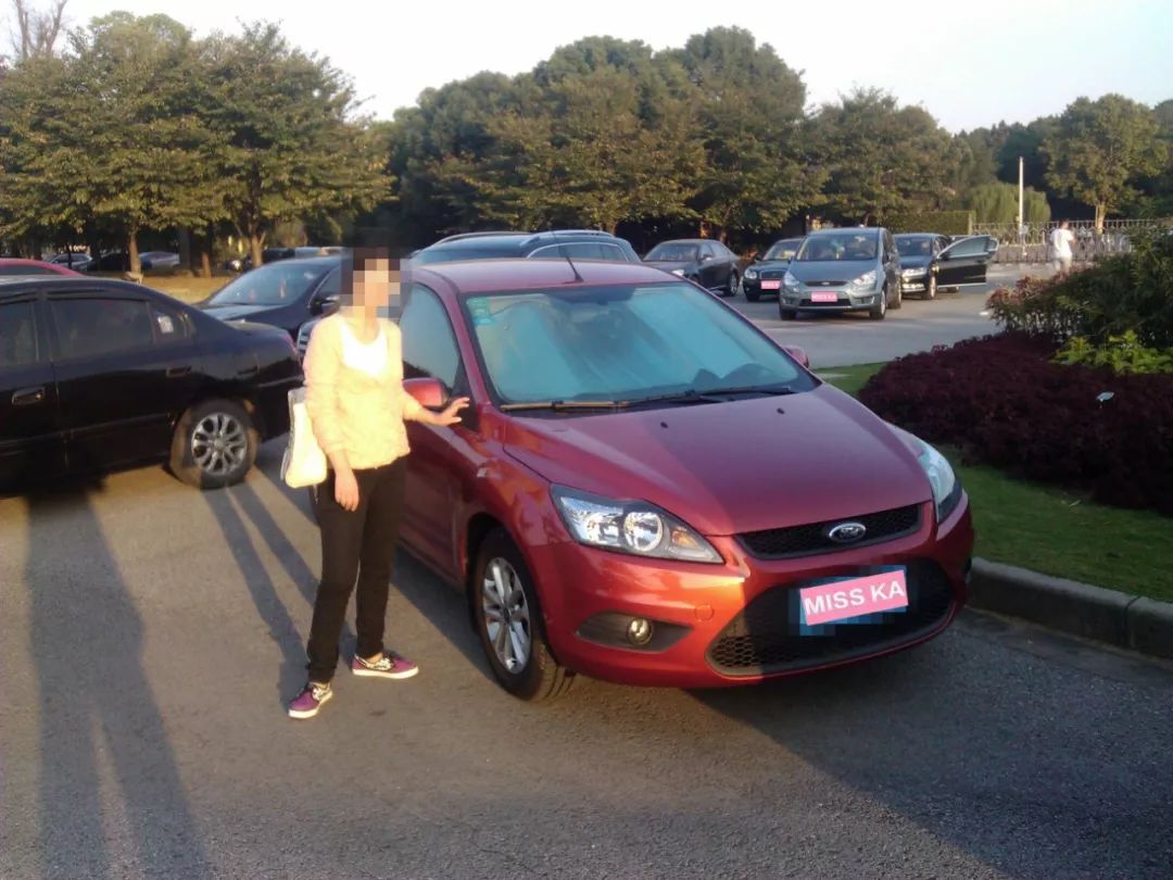 只看外观轻率买了福克斯？配置不高，但适合郊区通勤，搬家都靠它！可为何车主表示不会再选福特？