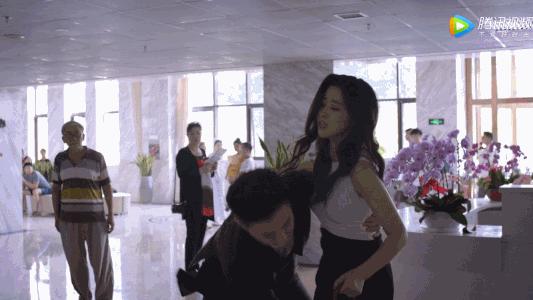 连续8年蝉联全球最美100人，35岁性感*物尤**凭美胸翻红，网友：我就是馋她身子