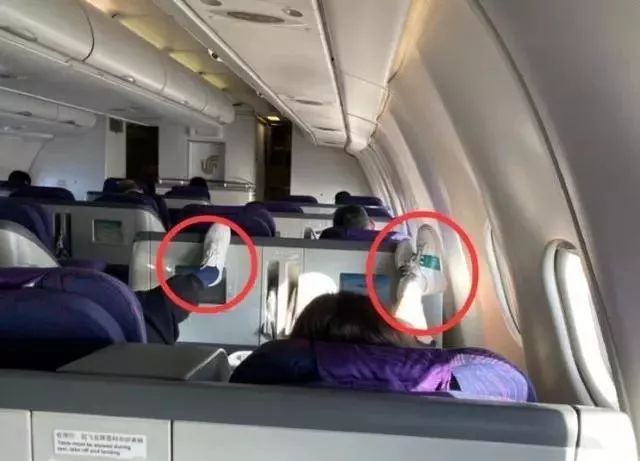 早新闻丨过个节就收了36瓶茅台、12瓶青花郎!武鸣公安分局原副政委被双开