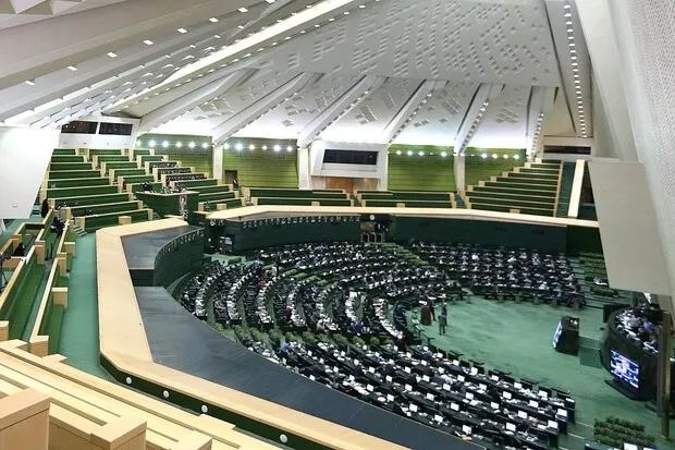 早新闻丨过个节就收了36瓶茅台、12瓶青花郎!武鸣公安分局原副政委被双开