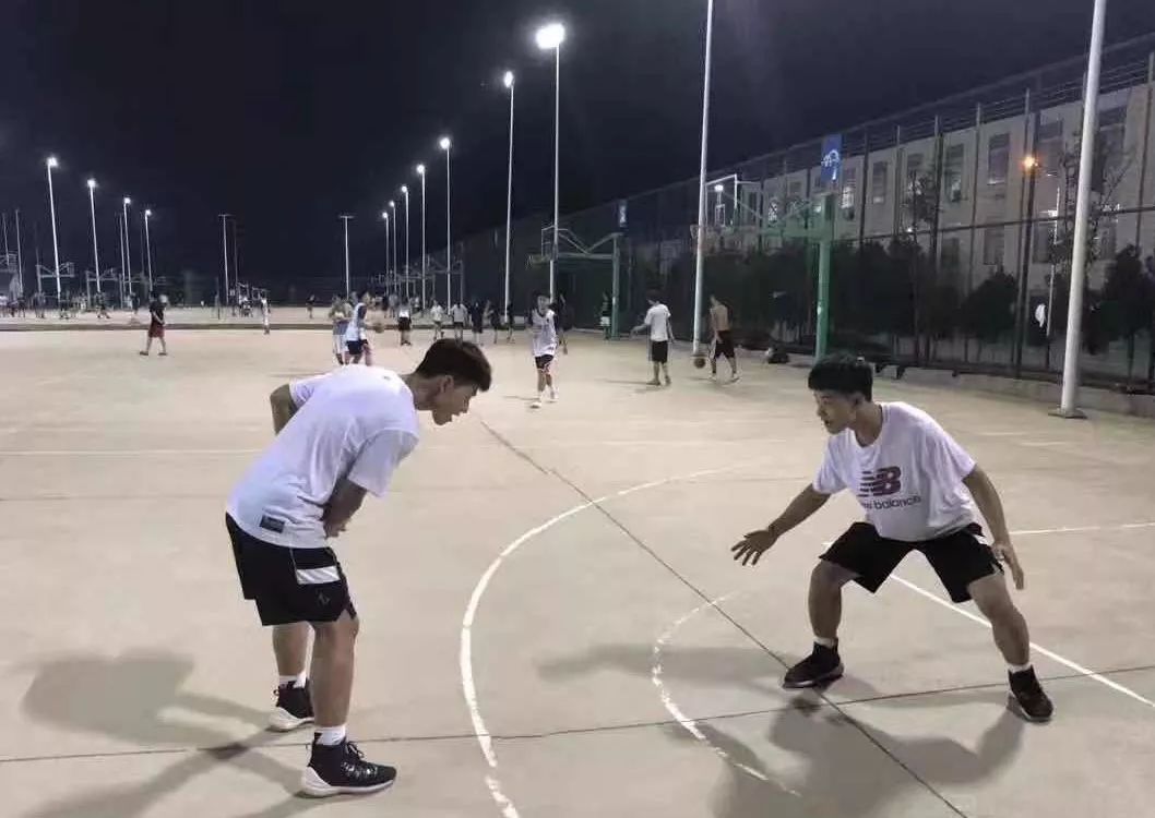 穿80万鞋子,穿着80多万鞋子的学生