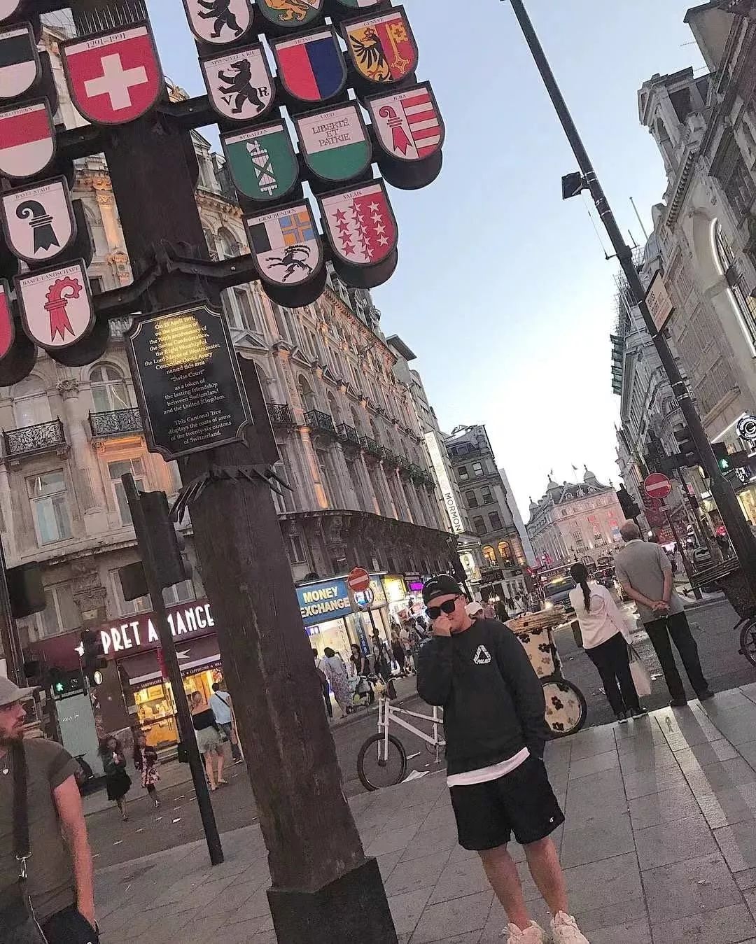 穿80万鞋子,穿着80多万鞋子的学生