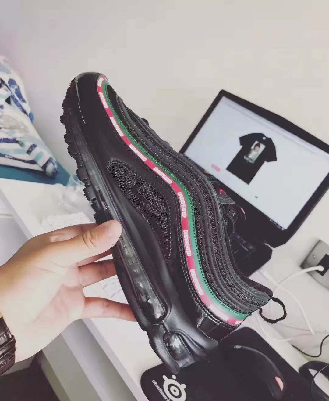 穿80万鞋子,穿着80多万鞋子的学生