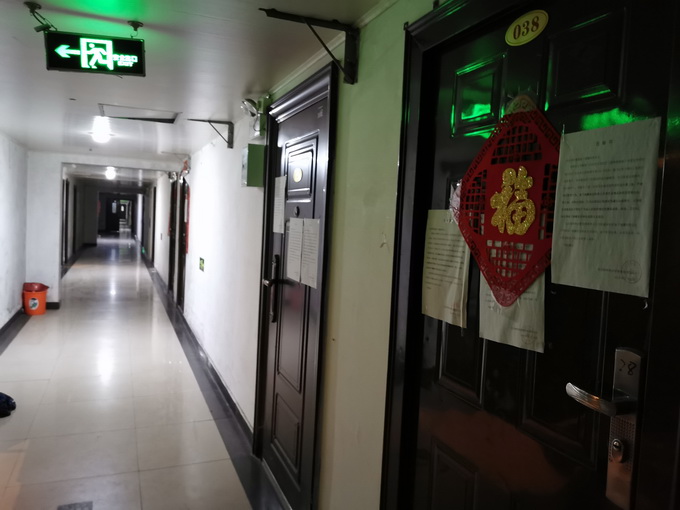 “禁令”成摆设？北京龙祥嘉园地下“储藏室”又变出租屋