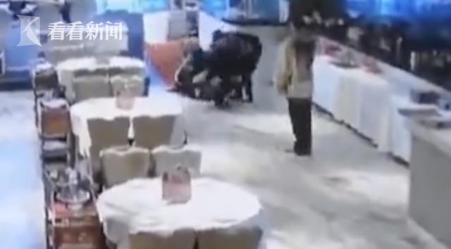 男子醉酒殴打酒店前台处理结果,男子民宿醉酒殴打前台