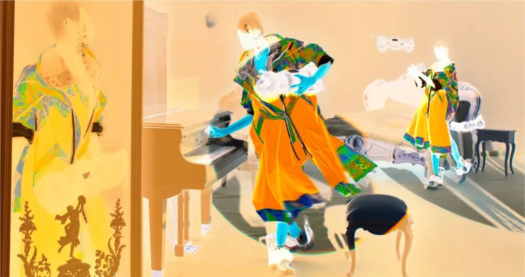 帮McQueen直播、给英女王拍照、被RafSimons致敬——这间工作室真传奇