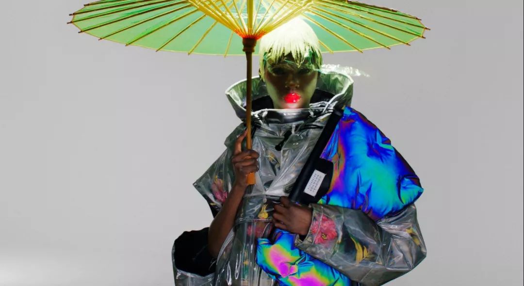 帮McQueen直播、给英女王拍照、被RafSimons致敬——这间工作室真传奇