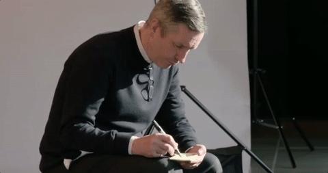 帮McQueen直播、给英女王拍照、被RafSimons致敬——这间工作室真传奇