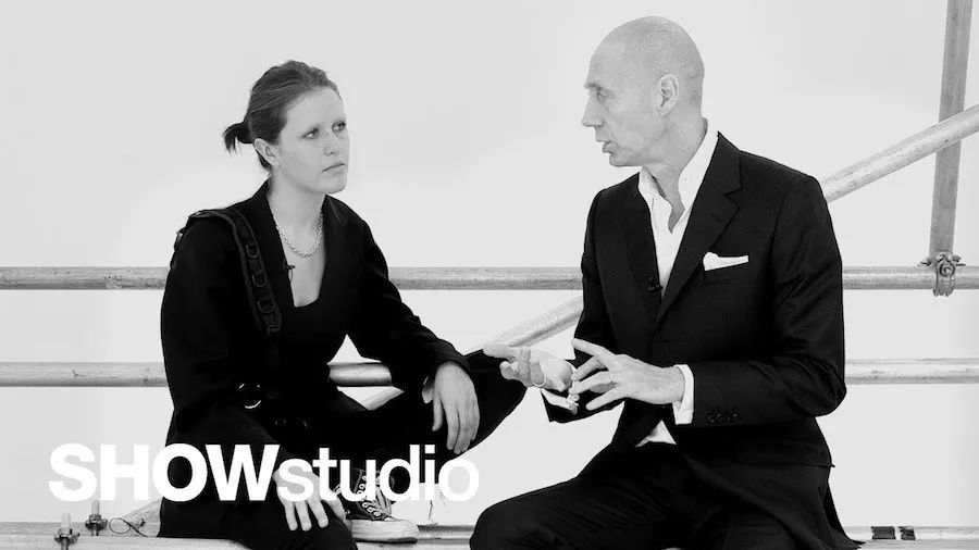 帮McQueen直播、给英女王拍照、被RafSimons致敬——这间工作室真传奇