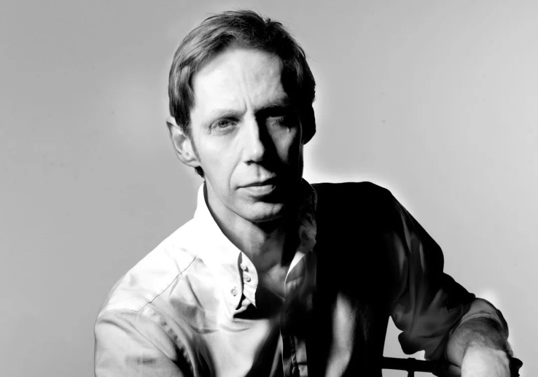 帮McQueen直播、给英女王拍照、被RafSimons致敬——这间工作室真传奇