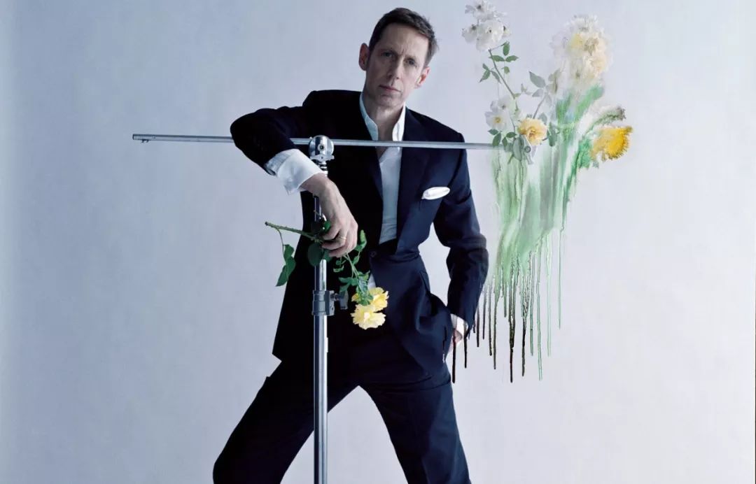 帮McQueen直播、给英女王拍照、被RafSimons致敬——这间工作室真传奇