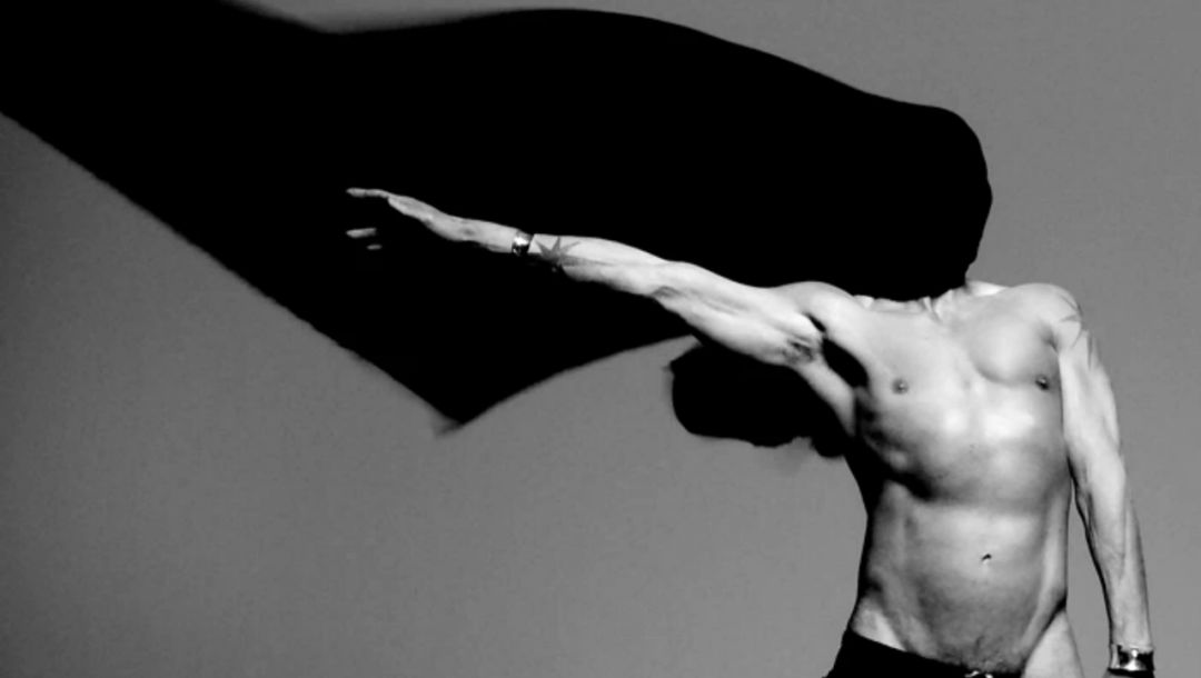 帮McQueen直播、给英女王拍照、被RafSimons致敬——这间工作室真传奇