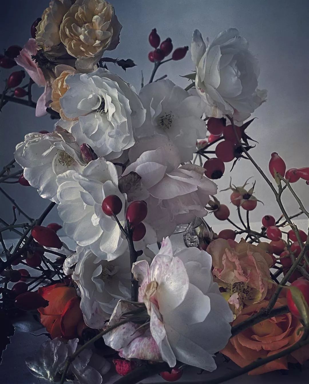 帮McQueen直播、给英女王拍照、被RafSimons致敬——这间工作室真传奇