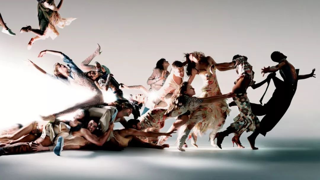 帮McQueen直播、给英女王拍照、被RafSimons致敬——这间工作室真传奇