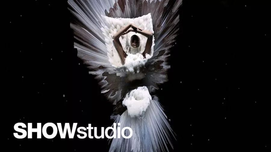 帮McQueen直播、给英女王拍照、被RafSimons致敬——这间工作室真传奇