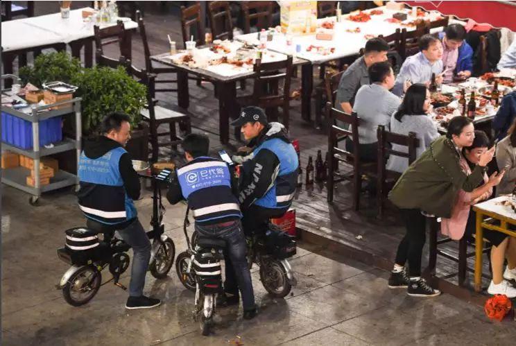 代吃饭、代堆雪人、代相亲……“代经济”花样百出