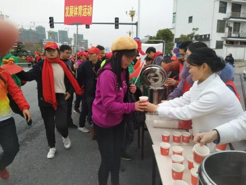 万人健步行姜茶暖人心上饶徐氏中医助力元旦体育活动受欢迎