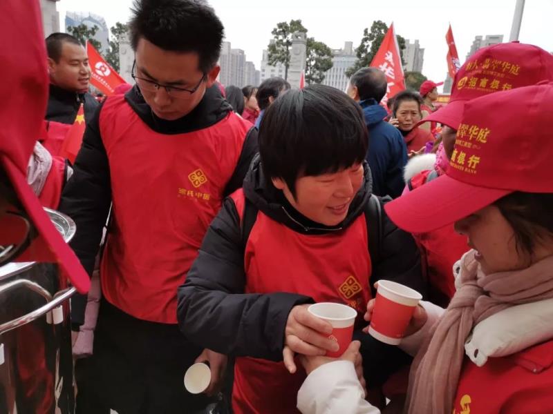 万人健步行姜茶暖人心上饶徐氏中医助力元旦体育活动受欢迎