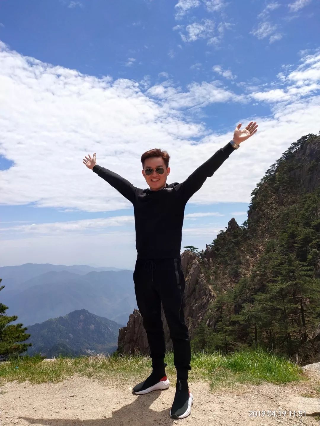 花15万买了辆24万的迈腾，只开过一万公里的二手车，空间宽敞、动力足，虽然安全配置有点少，但性价比真高