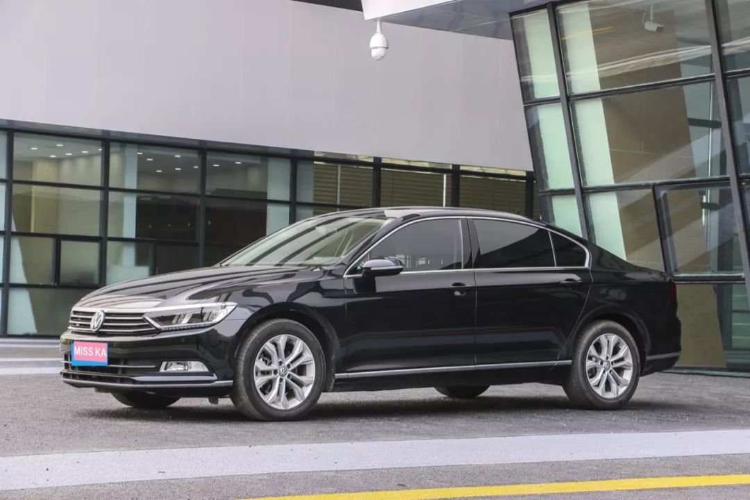 花15万买了辆24万的迈腾，只开过一万公里的二手车，空间宽敞、动力足，虽然安全配置有点少，但性价比真高