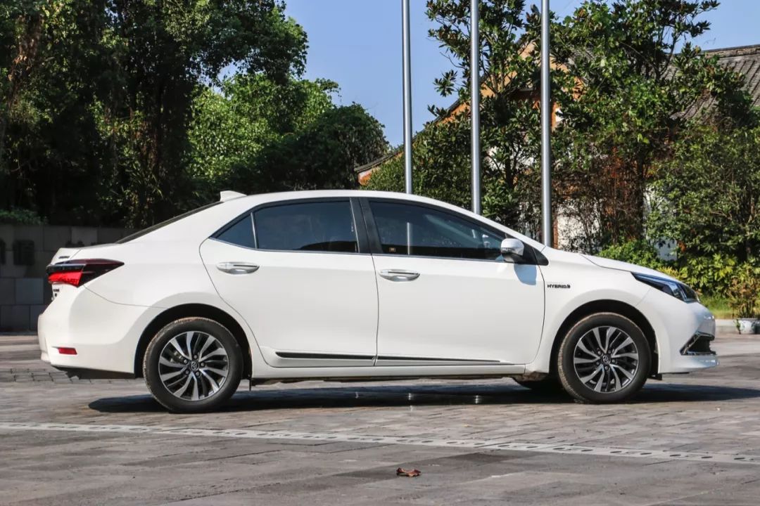 花15万买了辆24万的迈腾，只开过一万公里的二手车，空间宽敞、动力足，虽然安全配置有点少，但性价比真高