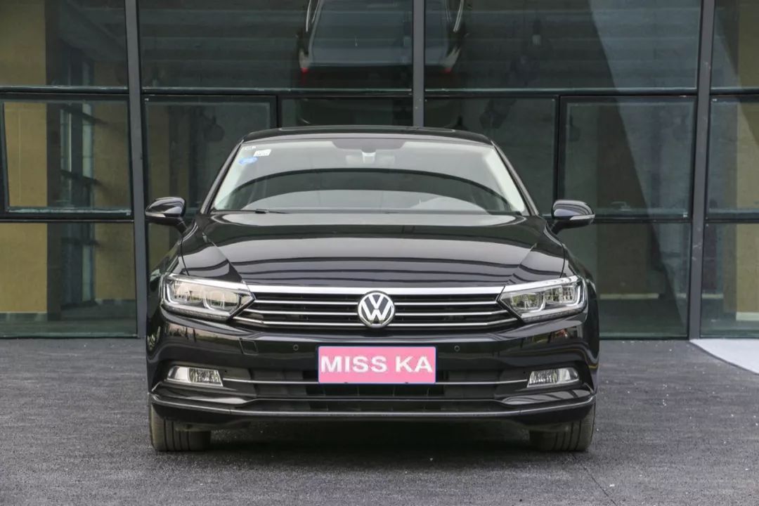 花15万买了辆24万的迈腾，只开过一万公里的二手车，空间宽敞、动力足，虽然安全配置有点少，但性价比真高