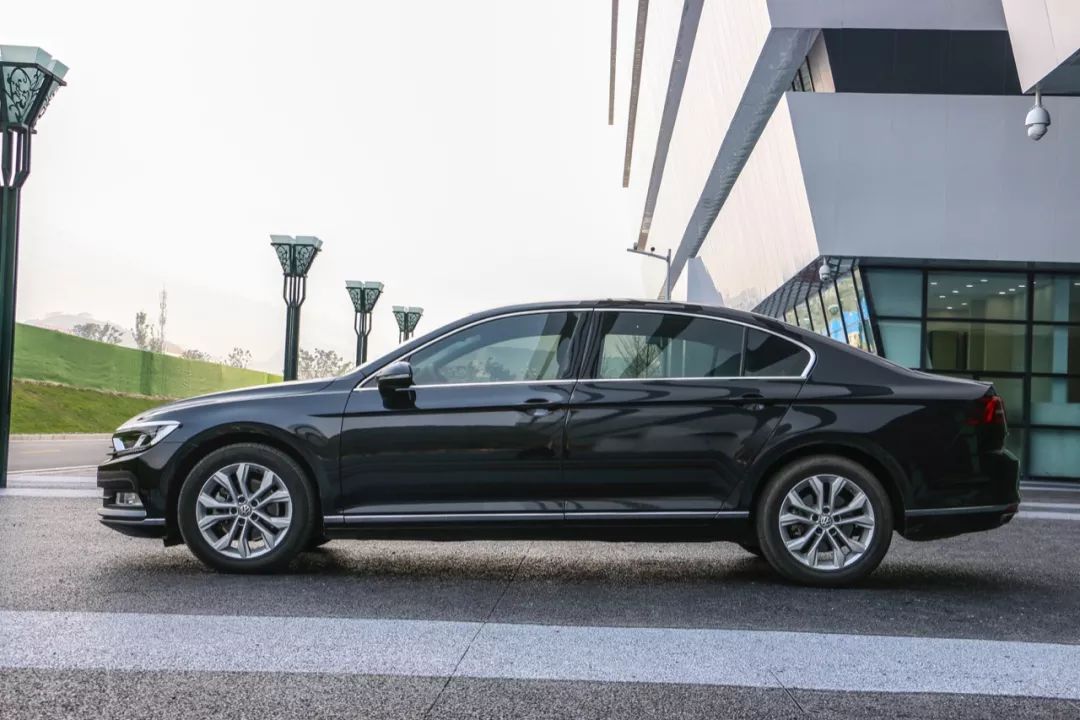 花15万买了辆24万的迈腾，只开过一万公里的二手车，空间宽敞、动力足，虽然安全配置有点少，但性价比真高