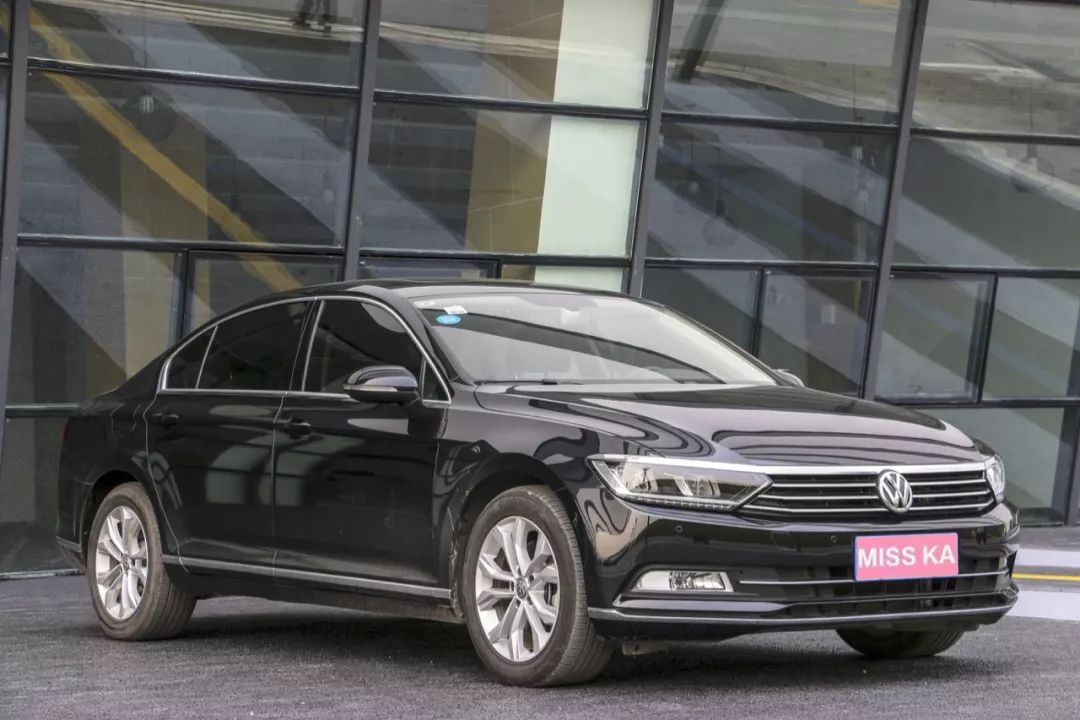 花15万买了辆24万的迈腾，只开过一万公里的二手车，空间宽敞、动力足，虽然安全配置有点少，但性价比真高