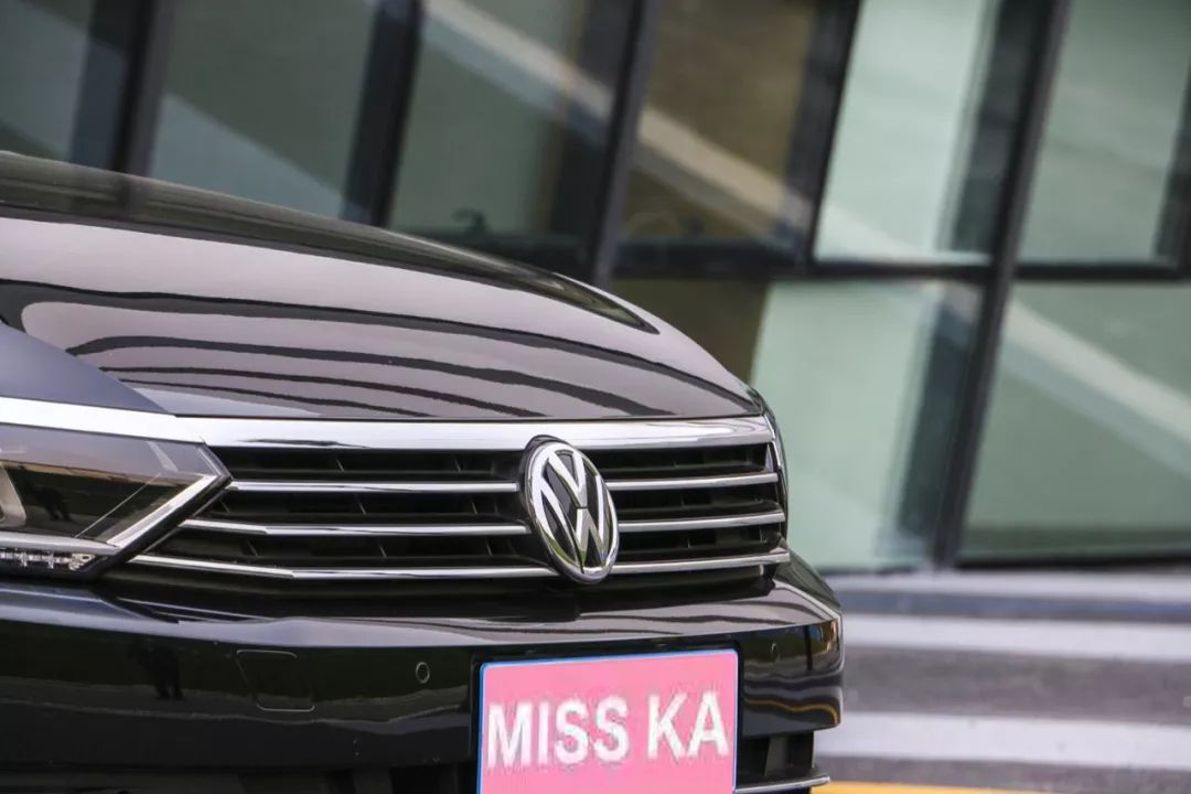 花15万买了辆24万的迈腾，只开过一万公里的二手车，空间宽敞、动力足，虽然安全配置有点少，但性价比真高