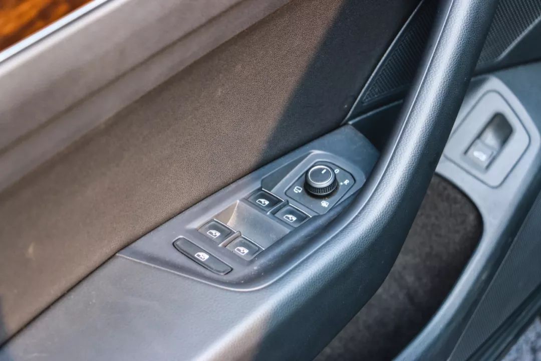 花15万买了辆24万的迈腾，只开过一万公里的二手车，空间宽敞、动力足，虽然安全配置有点少，但性价比真高