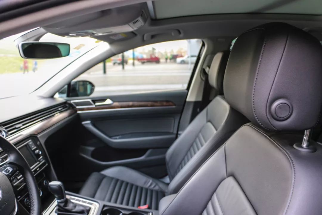 花15万买了辆24万的迈腾，只开过一万公里的二手车，空间宽敞、动力足，虽然安全配置有点少，但性价比真高