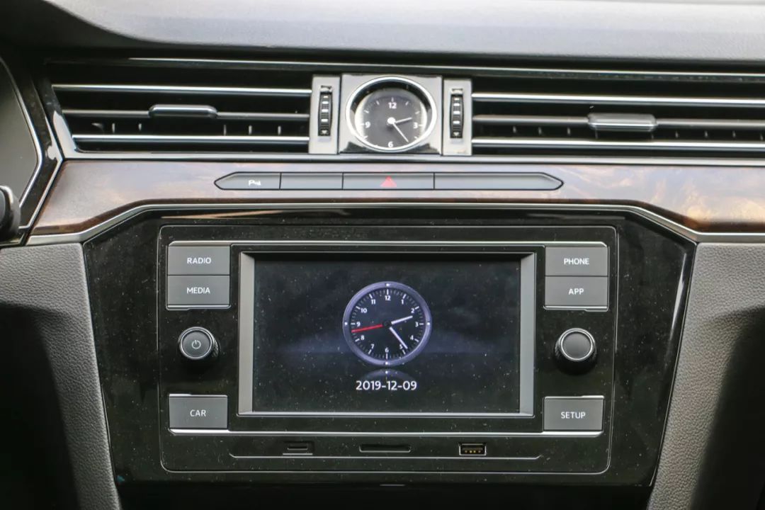 花15万买了辆24万的迈腾，只开过一万公里的二手车，空间宽敞、动力足，虽然安全配置有点少，但性价比真高