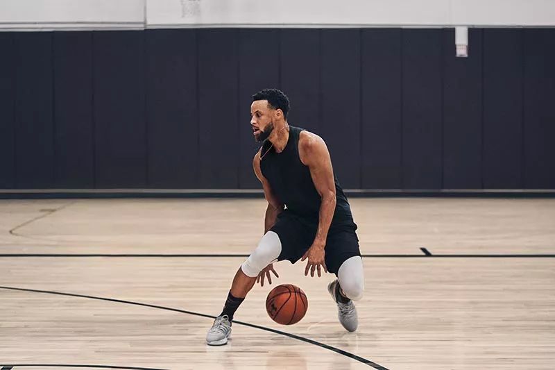 恨不得给全家都买一件！库里花卉战靴上架，官网强势优惠开启