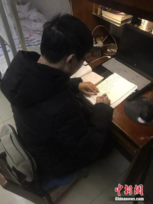 励志小伙不甘平凡,励志小伙自小双目失明却不失信心