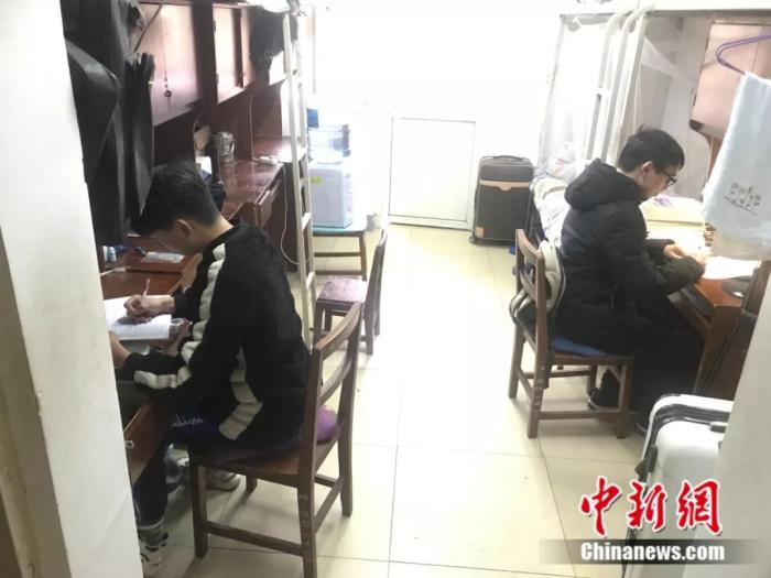 励志小伙不甘平凡,励志小伙自小双目失明却不失信心